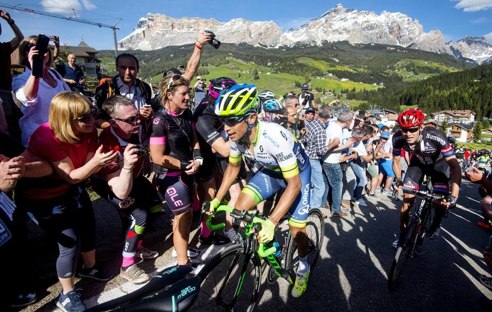 Quattordicesima tappa del Giro d&#39;Italia: sulle Dolomiti 5.400 metri di dislivello, sei Gpm di rango come Pordoi, Sella, Gardena, Campolongo, Giau, Valparola. La vince Esteban Chaves. Ansa